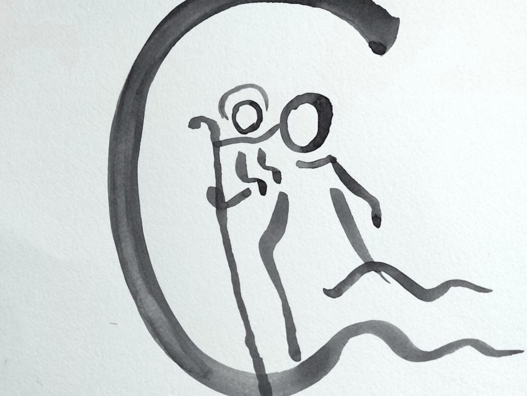 Man sieht eine Tuschezeichnung. Ein großes C umrahmt eine Figur, die ein Kind auf den Schultern trägt, einen Stab in der Hand hält und im Wasser steht