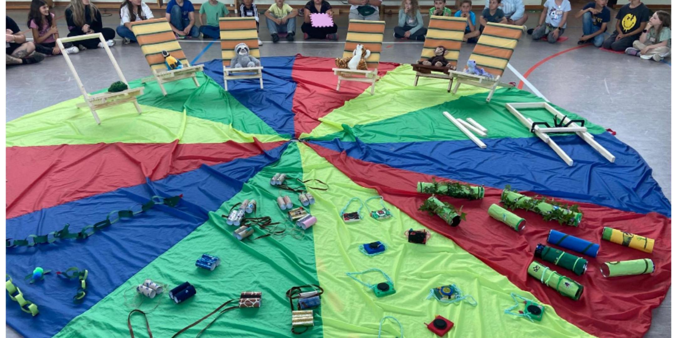 buntes, rundes Tuch mit Stoff