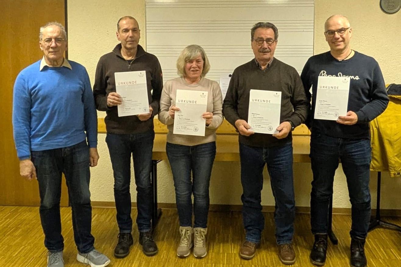 Bild mit Personen die eine Urkunde hochhalten