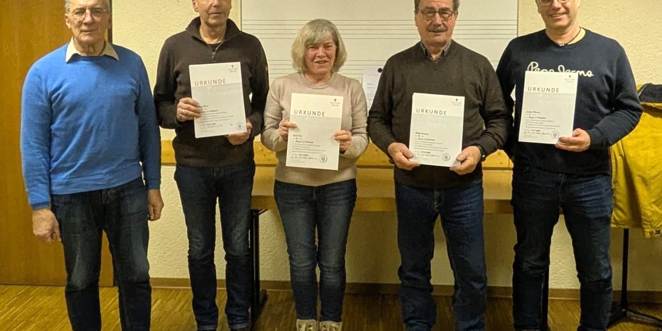 Bild mit Personen die eine Urkunde hochhalten