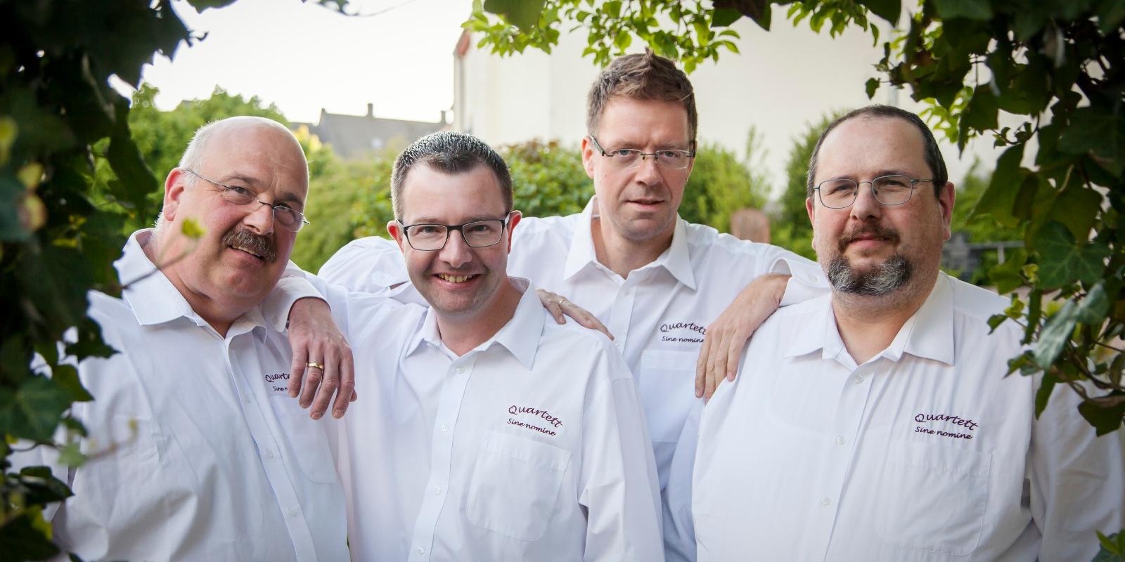Bild mit vier Männern in weißem Hemd