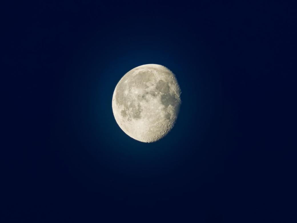 mond auf schwarzem Himmel