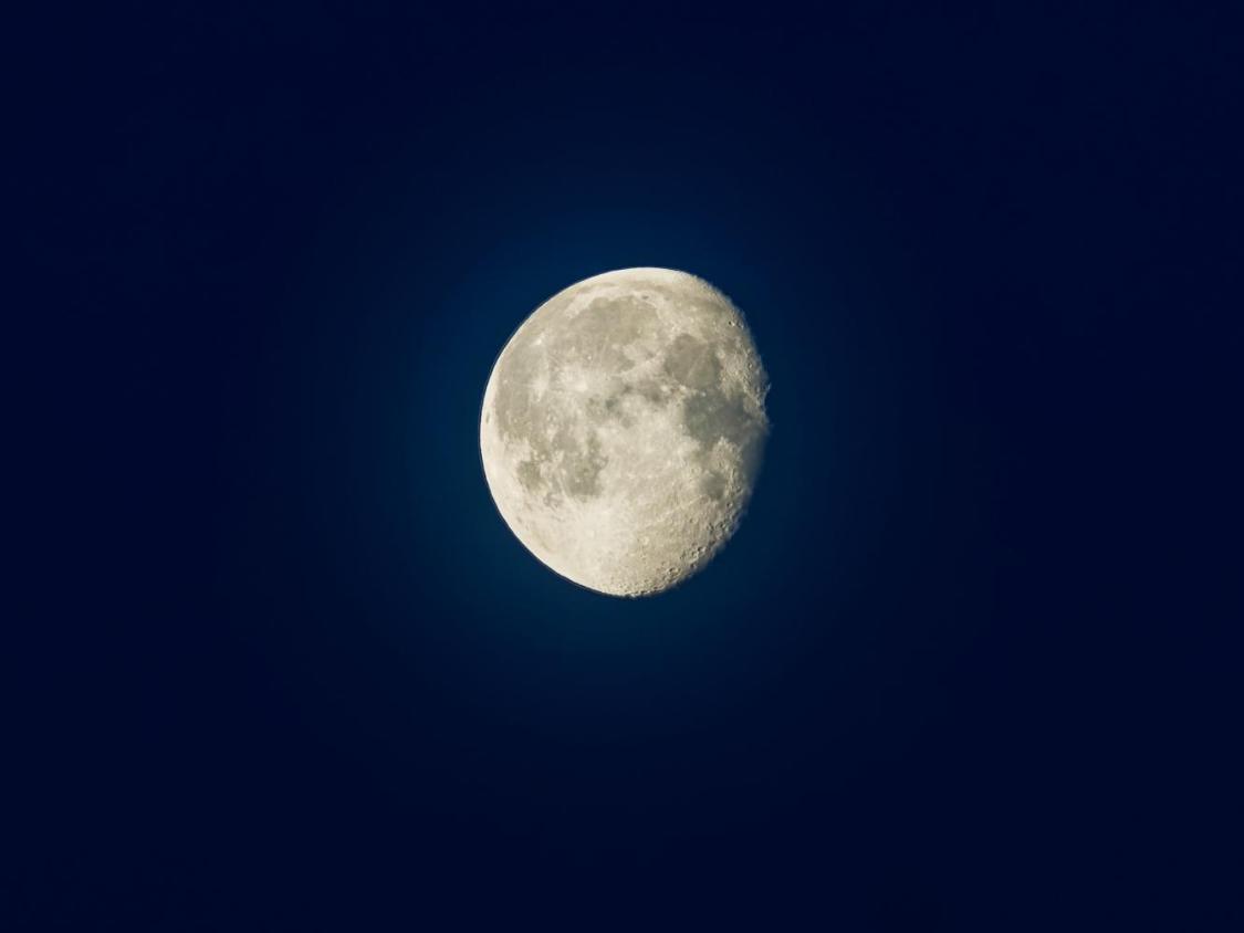 mond auf schwarzem Himmel