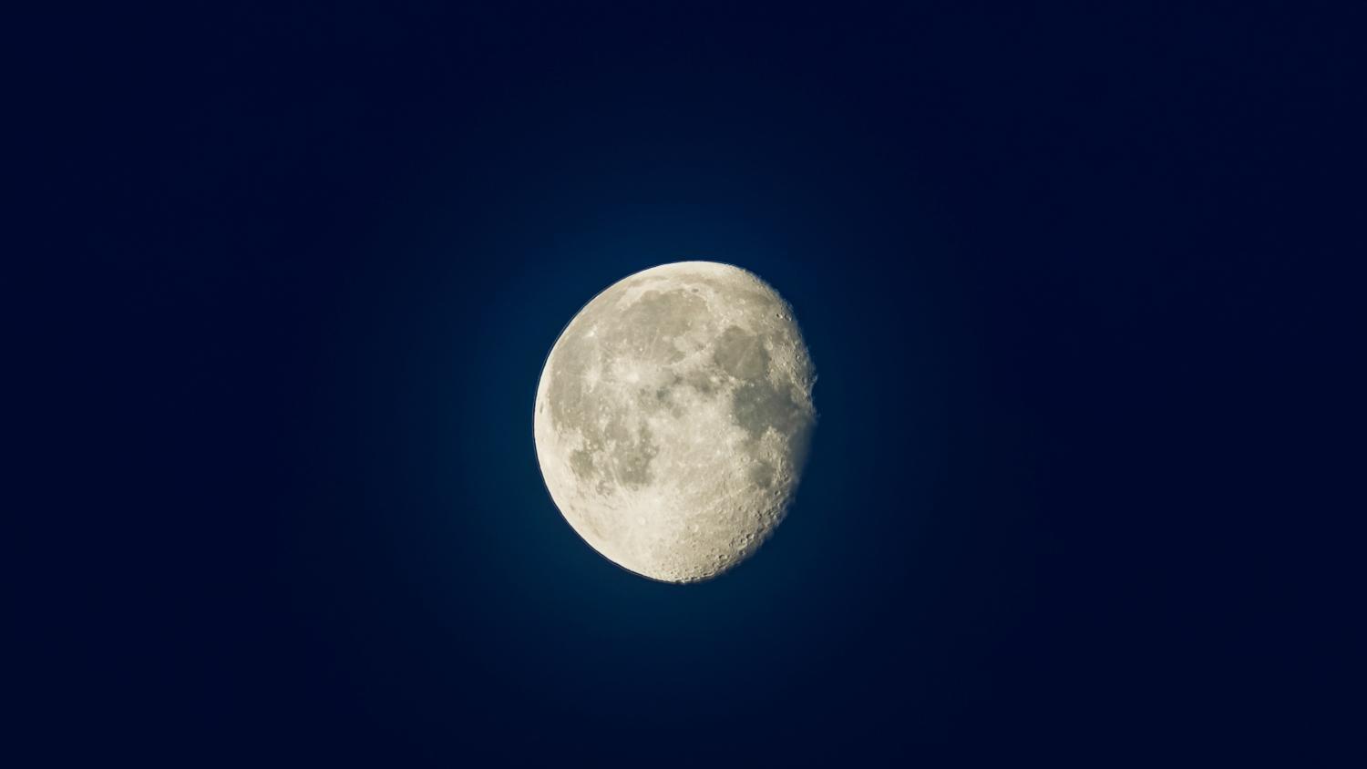 mond auf schwarzem Himmel