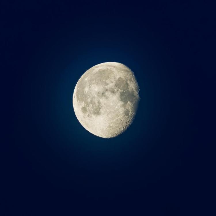 mond auf schwarzem Himmel