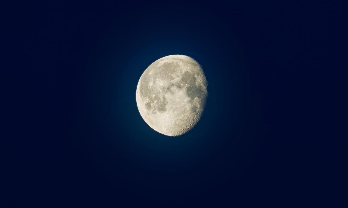 mond auf schwarzem Himmel