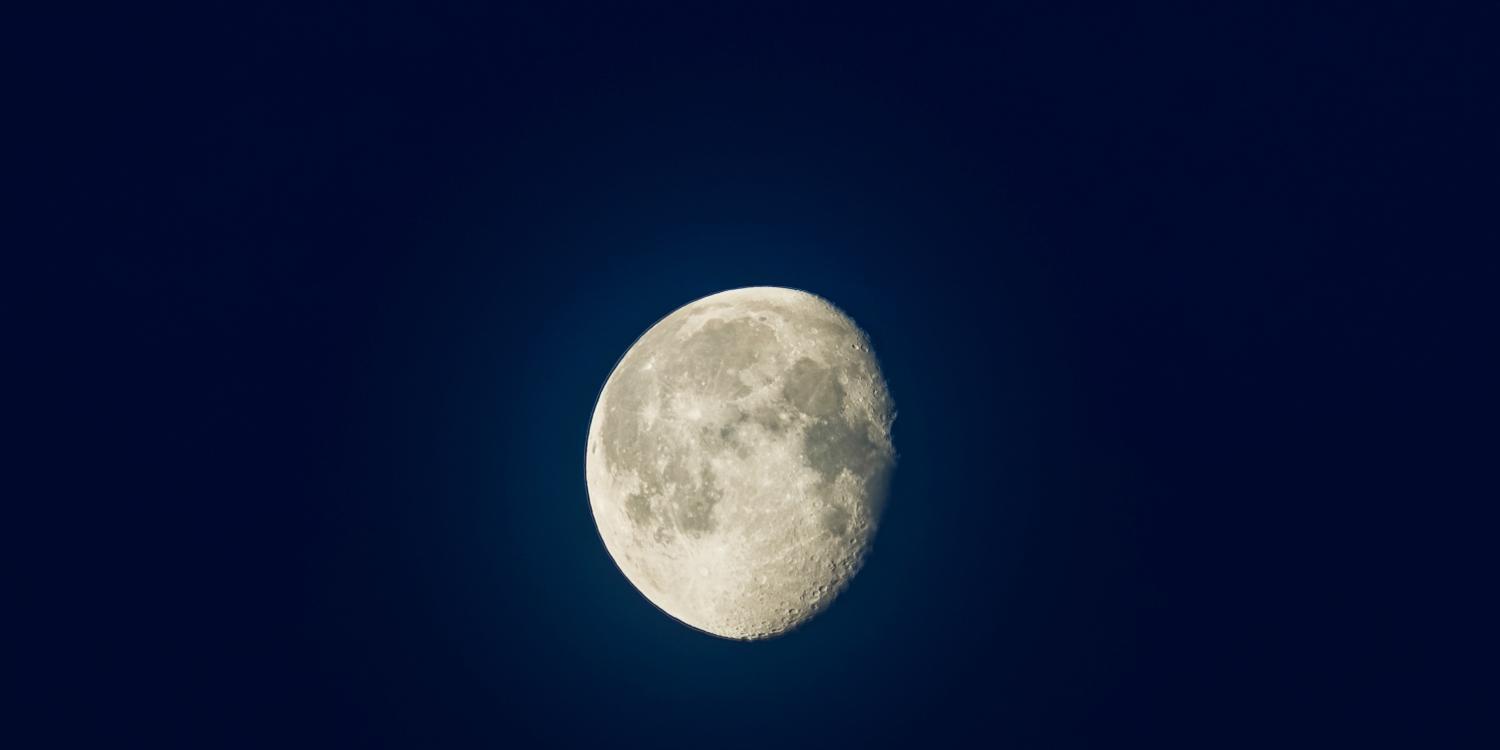 mond auf schwarzem Himmel