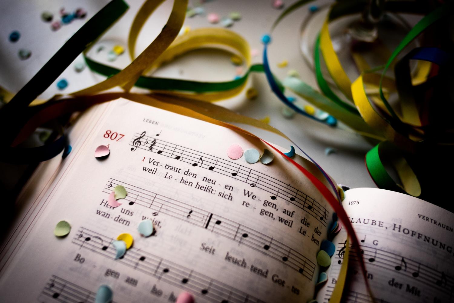 offenes Gebetbuch und Luftschlangen