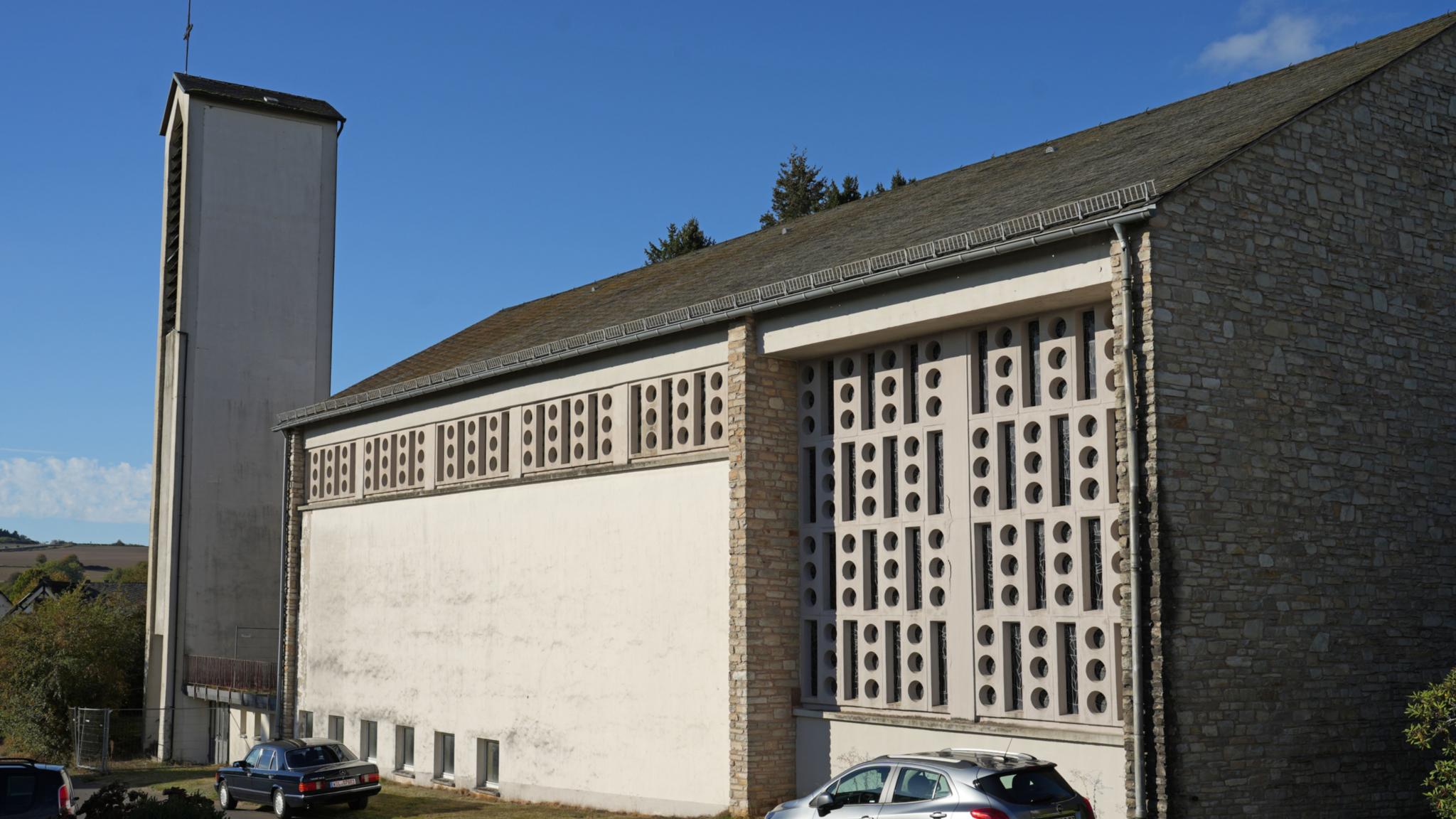 Die „neue“ Kirche St. Johannes der Täufer in Hinzerath wurde 1958/59 erbaut und weist erhebliche Schäden auf.